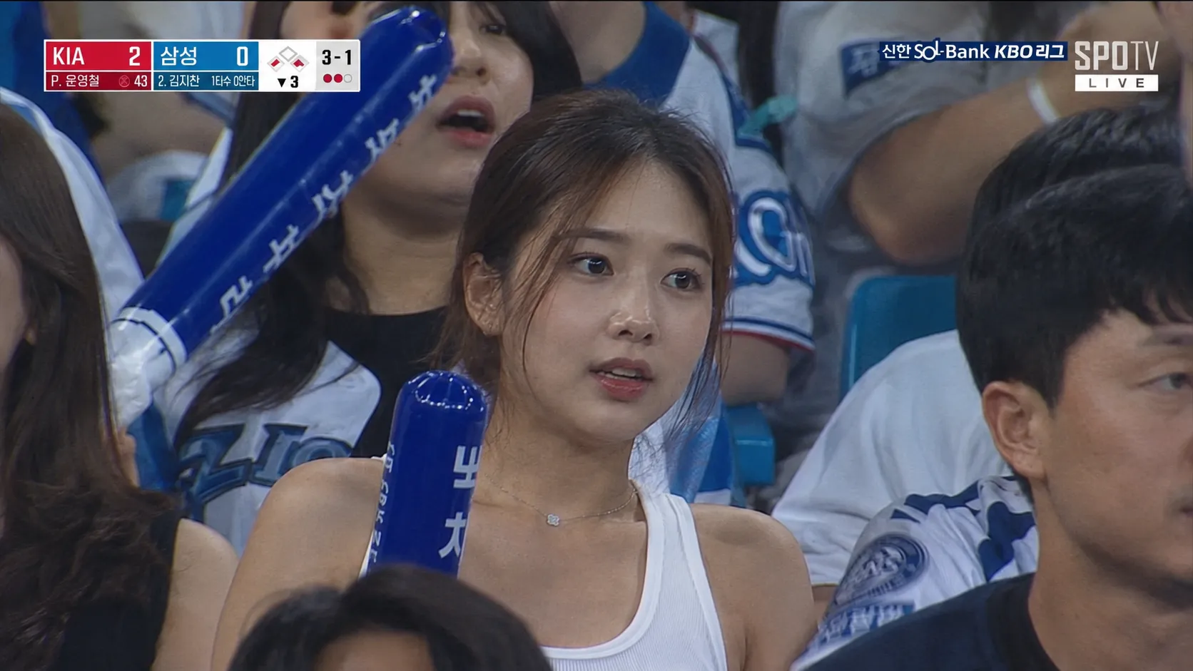 Korean baseball broadcast fan cam example
